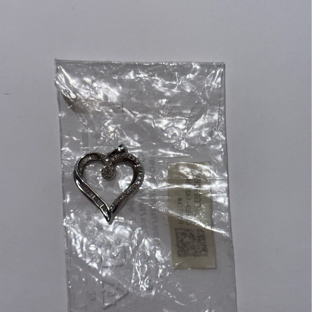 1/10 ctw Diamond heart pendant